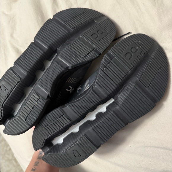 On cloudnova women’s size 7 shoes. Black - Picture 3 of 4